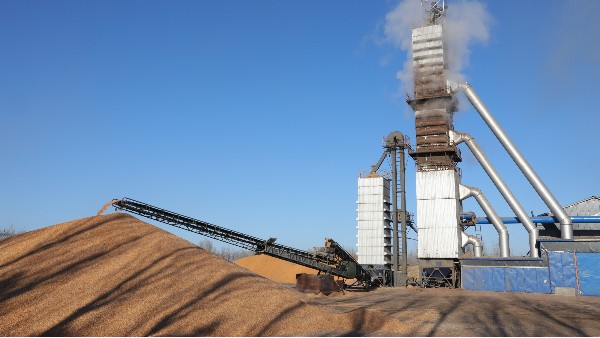 烘糧噸成本降至28元！300噸烘干塔用上秸稈直燃熱風(fēng)爐，相比燃煤一天節(jié)省一萬(wàn)六！